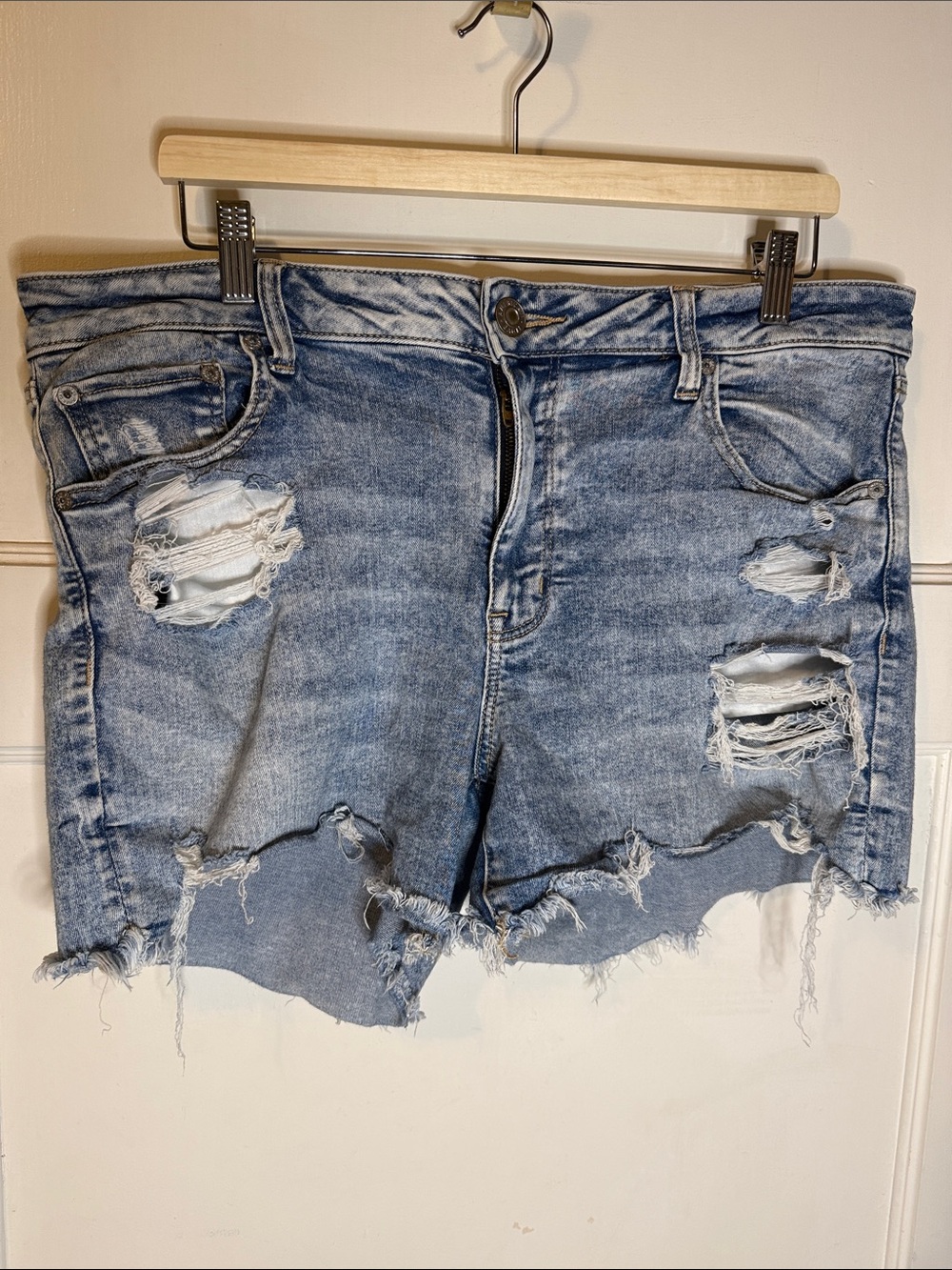 American Eagle Midi Distressed Light Blue Denim Women's Shorts